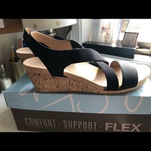 Life stride new wedge sandals size 8